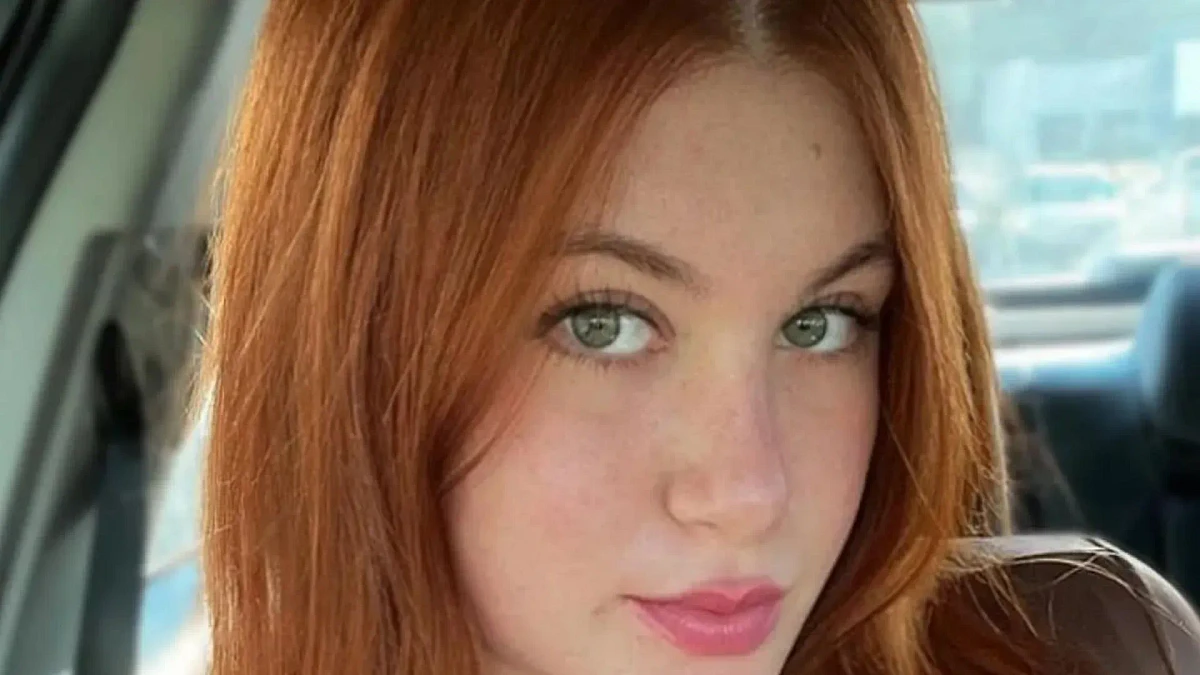 I’m too hot to date - men are intimidated by my beauty & think I won't give them a chance, but they shower me with gifts