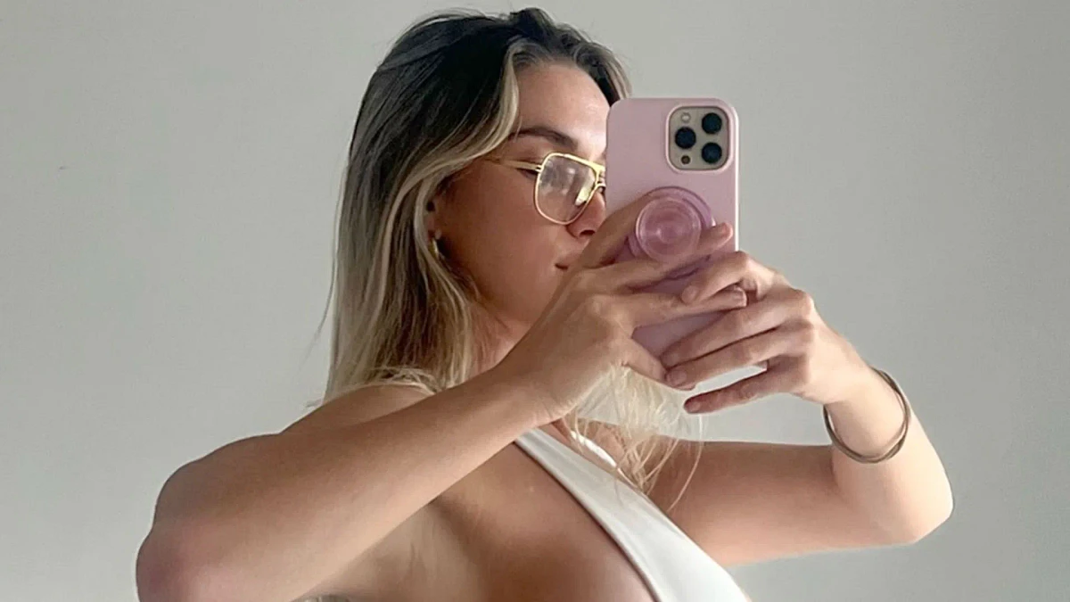 World's sexiest volleyball star Kayla Simmons shows off major sideboob in risque Instagram post