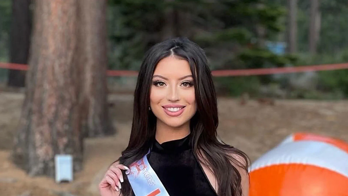 I'm a Hooters girl and law student - my professor told me to quit but I won't, it's paying for my books