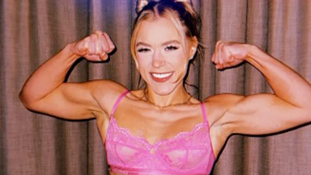 'That's you in both photos?' - Elle Brooke shows off incredible body transformation that led to boxing career