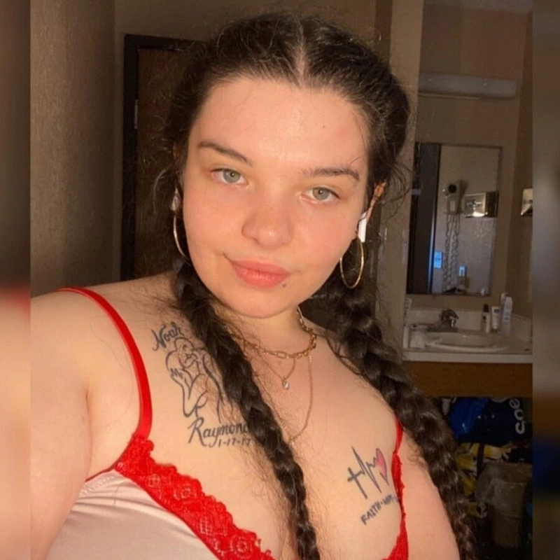 Debbiee🥰